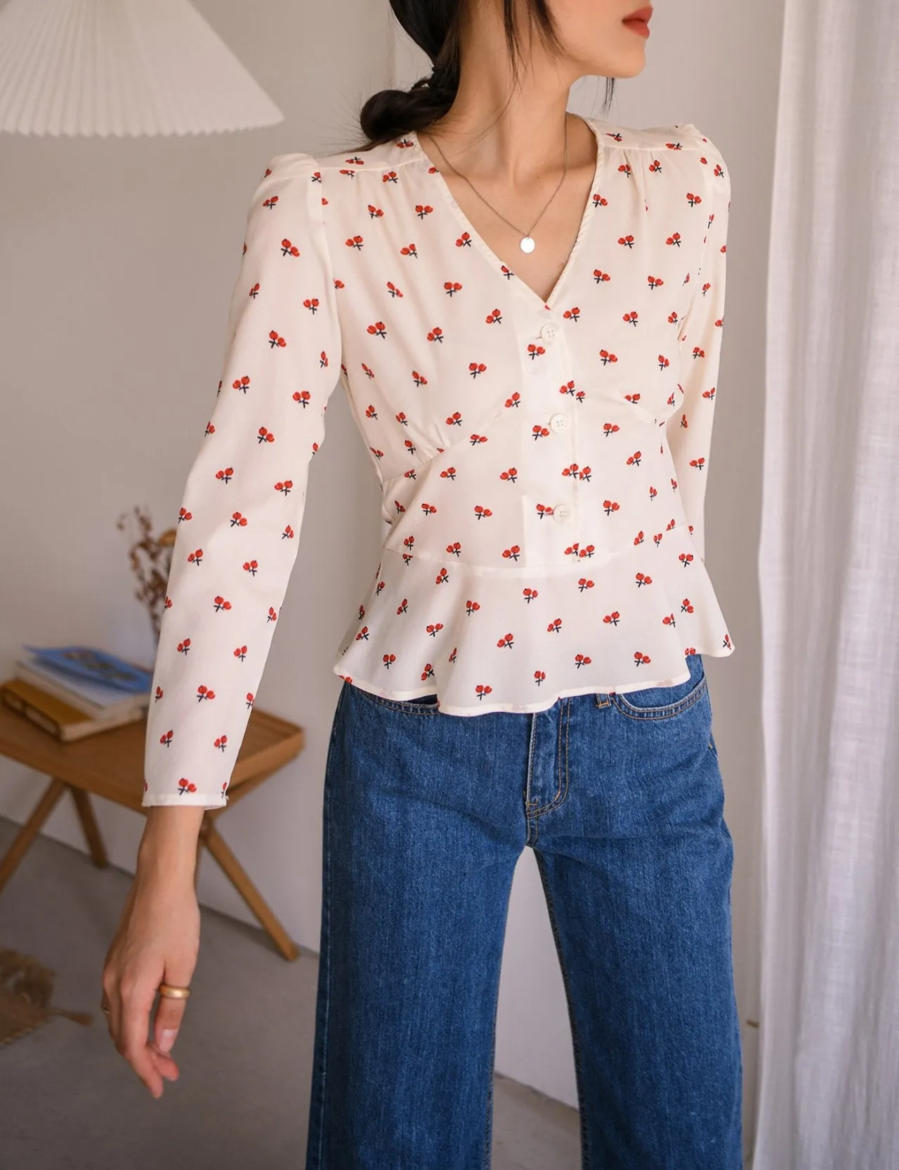 V-NECK FLORAL BLOUSE
