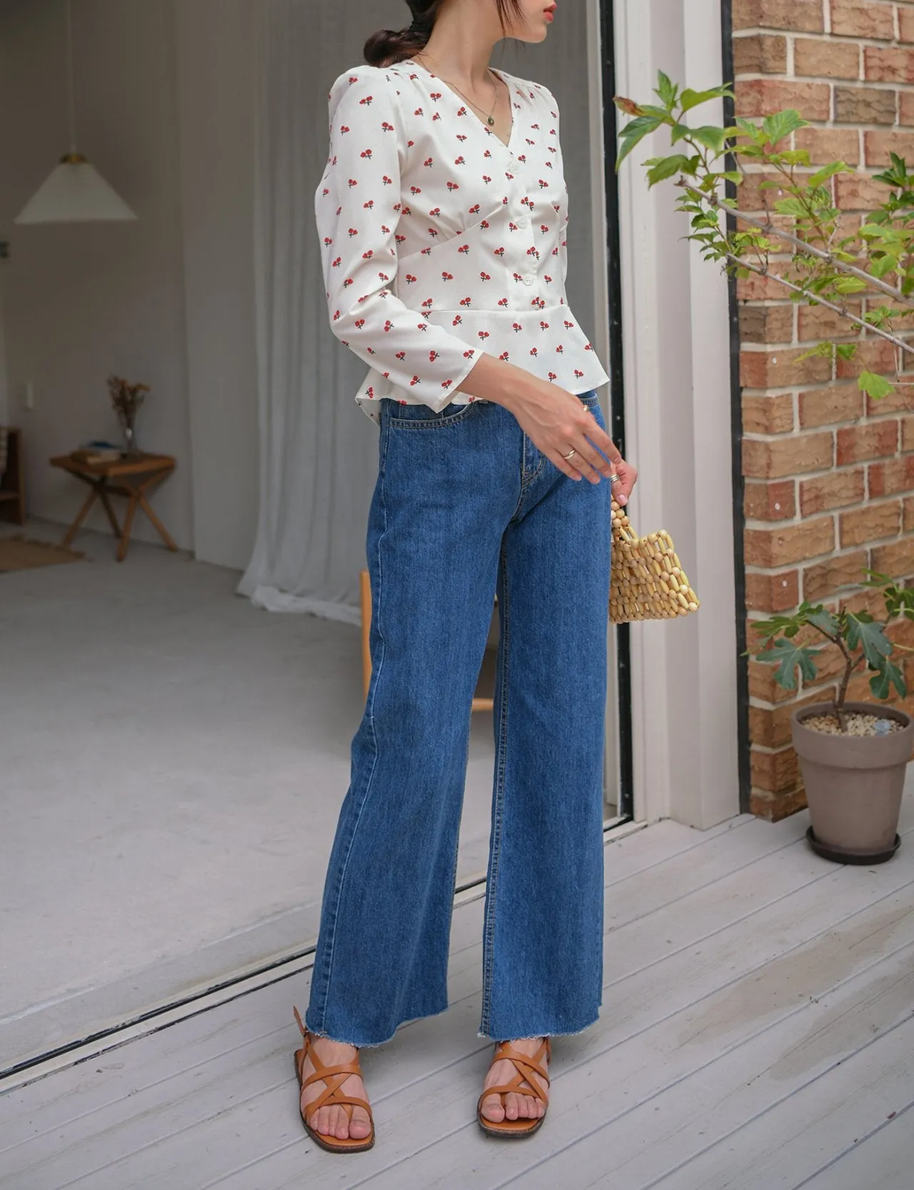 V-NECK FLORAL BLOUSE