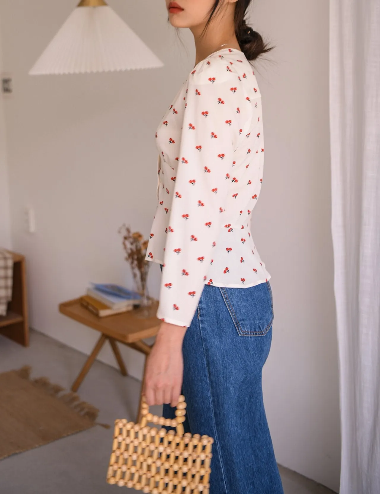 V-NECK FLORAL BLOUSE